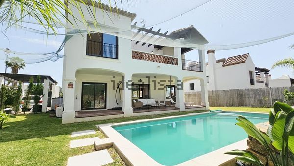 3-bedroom freehold villa in Estepona — photo 1 of 5