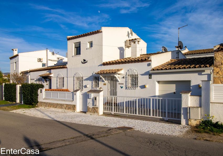 Imagen Fachada de  chalet adosado en Calle Sant Maurici-B