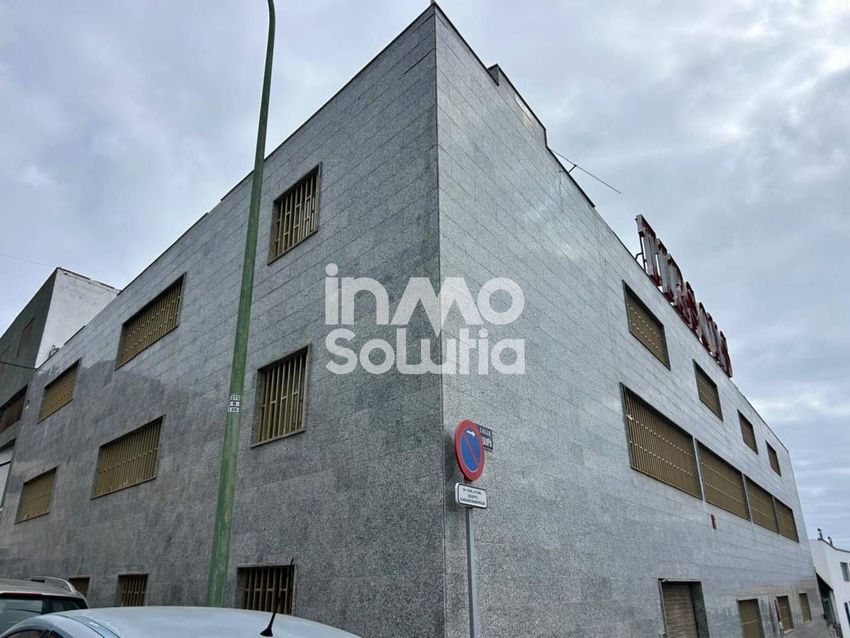 Imagen Fachada de nave en Calle Arequipa