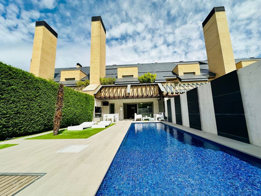 Imagen Piscina de  chalet adosado en Calle Mistral, 2